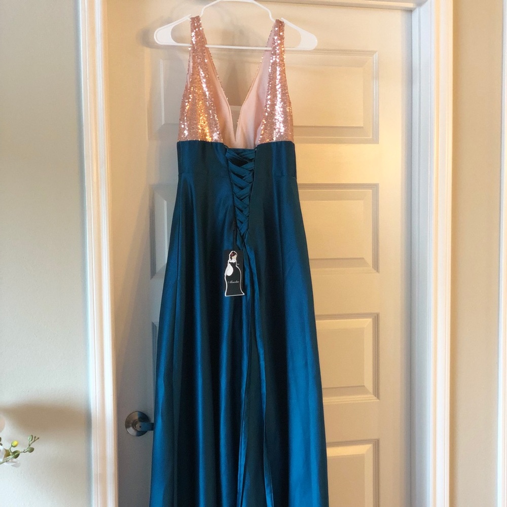 A-Line V-Neck Lace-Up Prom Evening Formal Gown